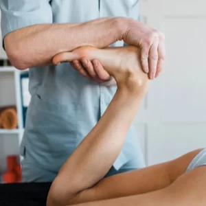  Un homme reçoit un massage d'une femme dans un cadre relaxant.