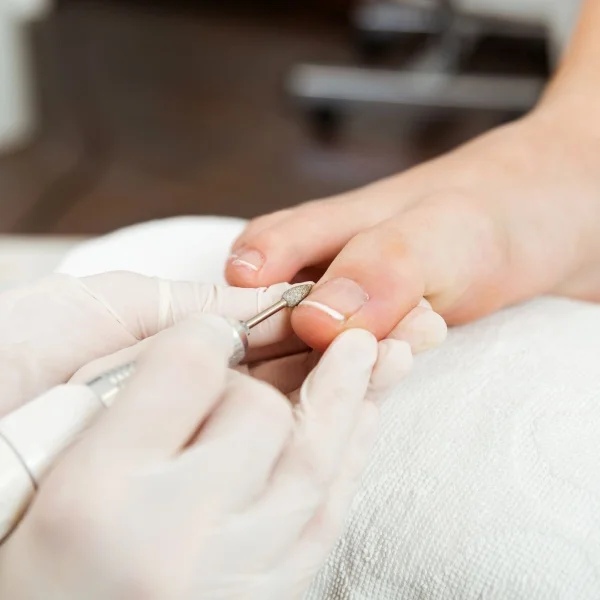 Une personne se faisant faire la manucure des orteils dans un salon de beauté.