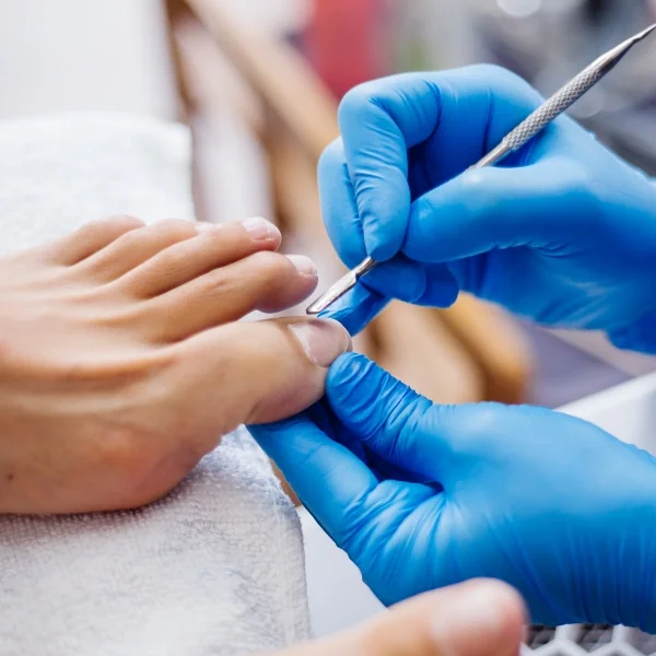 Une personne se faisant faire la manucure des orteils dans un salon de beauté.